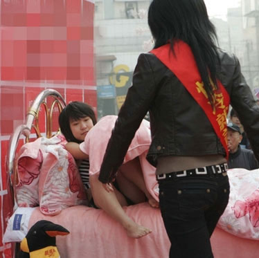 少女當(dāng)街試睡品牌床品