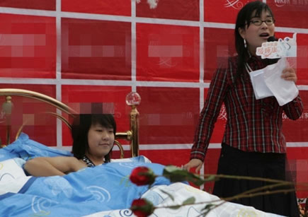 少女當(dāng)街試睡品牌床品