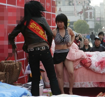 少女當(dāng)街試睡品牌床品