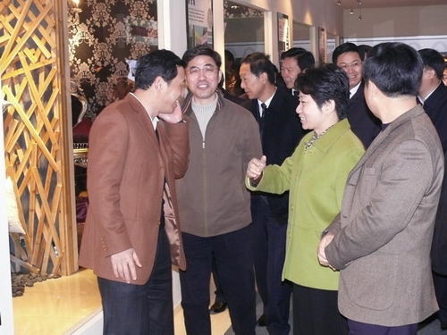 副省長(zhǎng)黃莉新來(lái)疊石橋家紡城調(diào)研