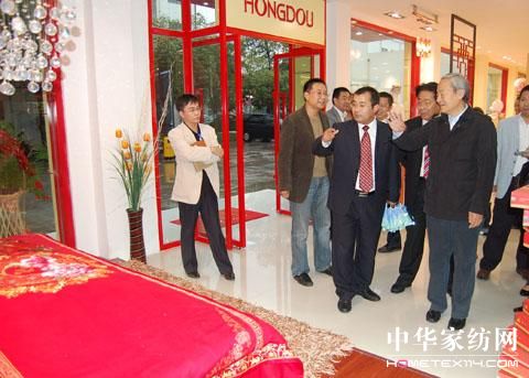 杜鈺洲會(huì)長(zhǎng)參觀紅豆家紡旗艦店