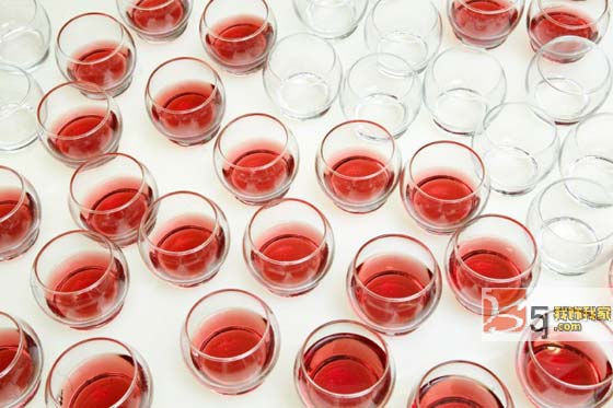 可以盡情搖擺的不倒翁玻璃杯