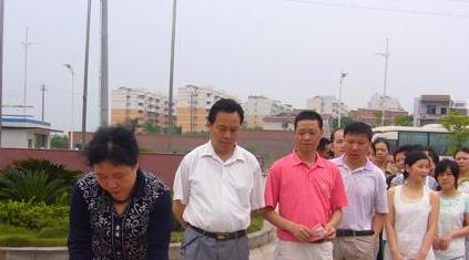 金鳳絲綢向災區捐物資11萬