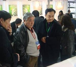 樊廷乙親臨艾萊依展位參觀指導