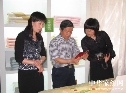 家紡協會會長楊東輝在櫻花家紡調研