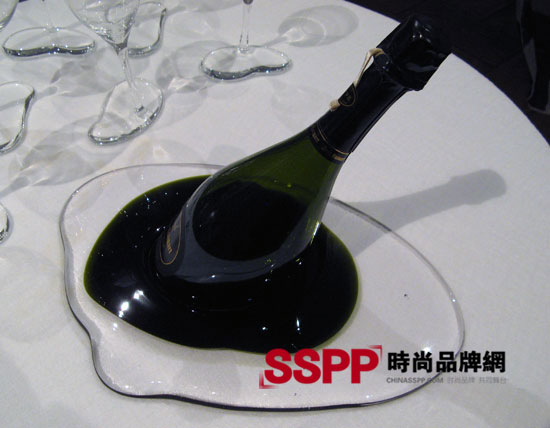 Ruinart限量版香檳冰桶和香檳酒杯