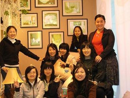 九個女子架起一座“橋”