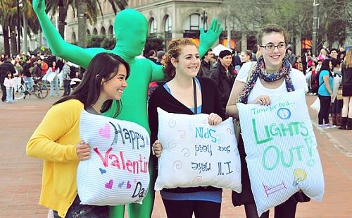 舊金山情人節上演枕頭大戰