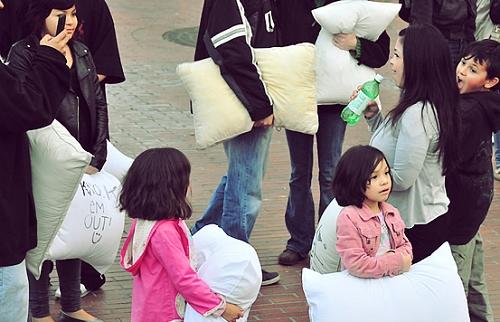 舊金山情人節上演枕頭大戰