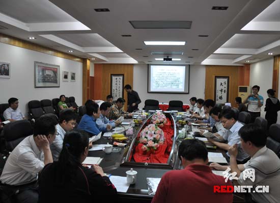 周用金考調(diào)研長(zhǎng)沙湘繡產(chǎn)業(yè)