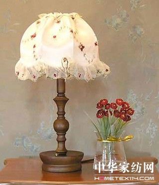 布藝臺燈展現甜美簡約風