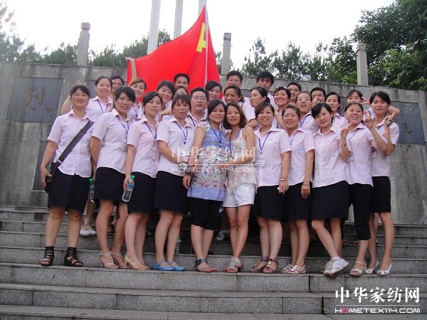 雨蘭團隊瞻仰革命烈士紀念碑