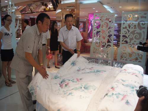 楊兆華親臨66°浪漫家紡進(jìn)行參觀