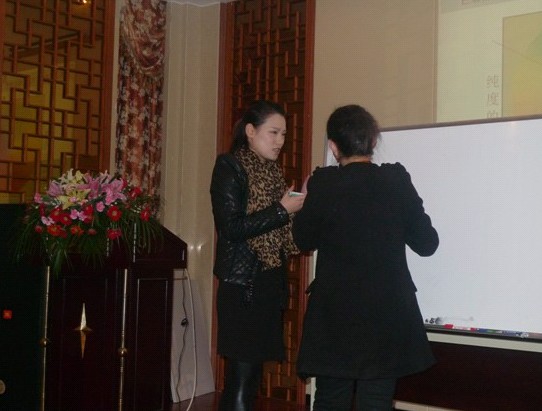 艾萊依2012春夏新品上市培訓(xùn)會(huì)陸續(xù)舉行