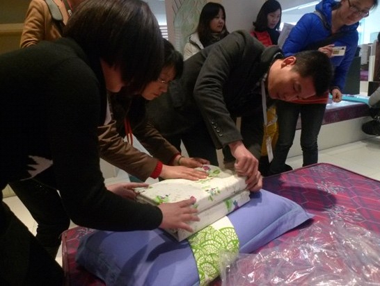 艾萊依2012春夏新品上市培訓(xùn)會(huì)陸續(xù)舉行