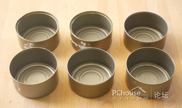 用罐頭制作的壁式溫馨圣誕燭臺