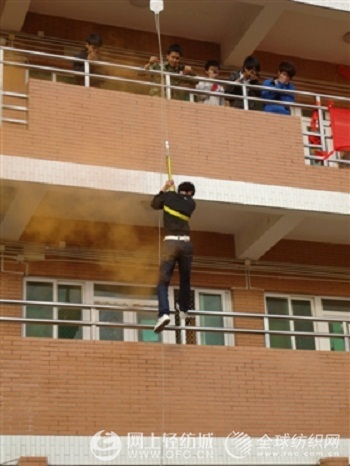 泉州紡裝學(xué)院消防演練學(xué)習(xí)逃生技能