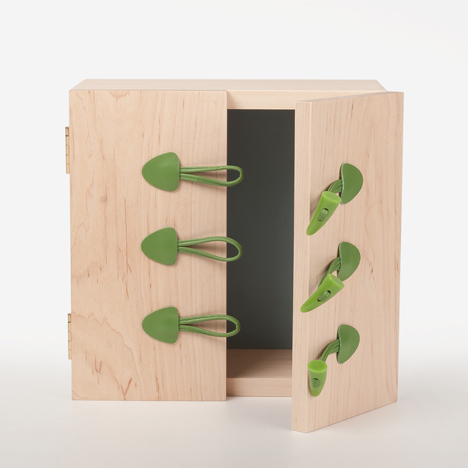 Dong-yeop:衣扣儲存柜