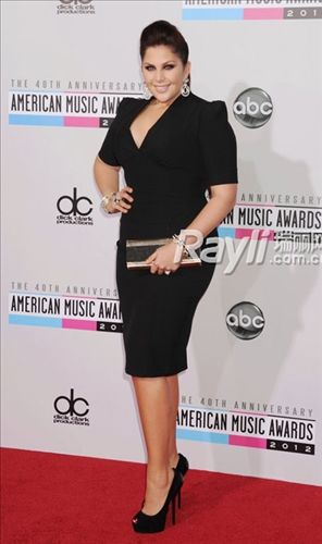 吳佩慈金屬跟鞋悄然走紅