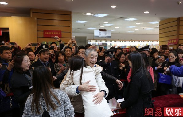 伊能靜新書簽售會(huì)熱擁爺爺粉絲