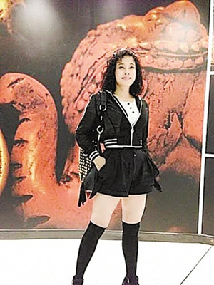 57歲劉曉慶穿短裙曬粗腿