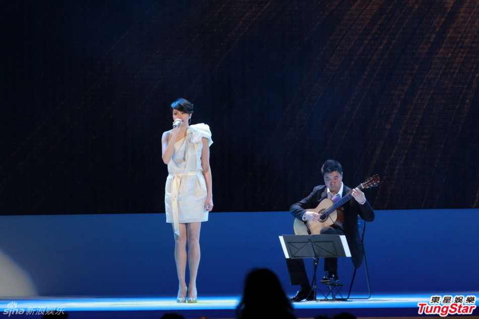 梁詠琪著白色斜肩裙獻歌驚艷全場