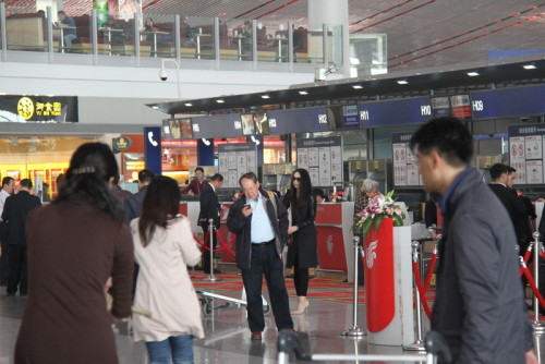 董璇現身機場疑赴橫店探望高云翔