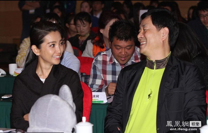 濮存昕出席活動與李冰冰熱聊