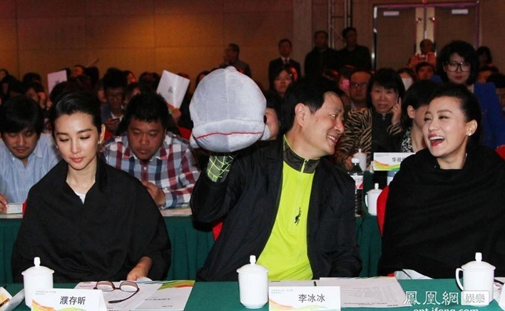 濮存昕出席活動與李冰冰熱聊