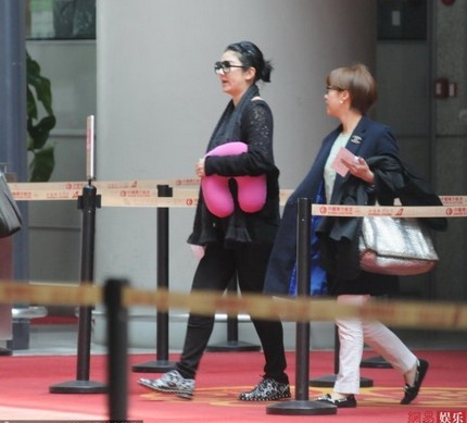 黃奕素顏現(xiàn)身機(jī)場 宣傳新片顯疲倦