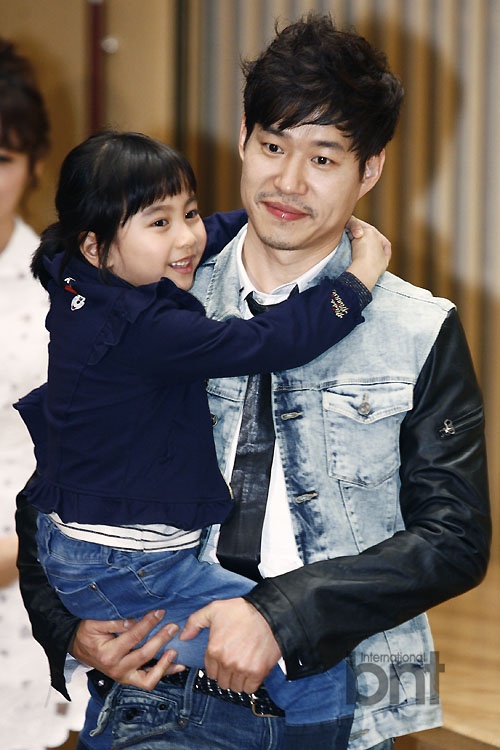 成宥利劉俊相等出席《出生的秘密》發布會