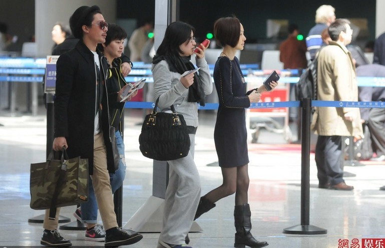 陳魯豫著黑絲現(xiàn)身機(jī)場(chǎng)