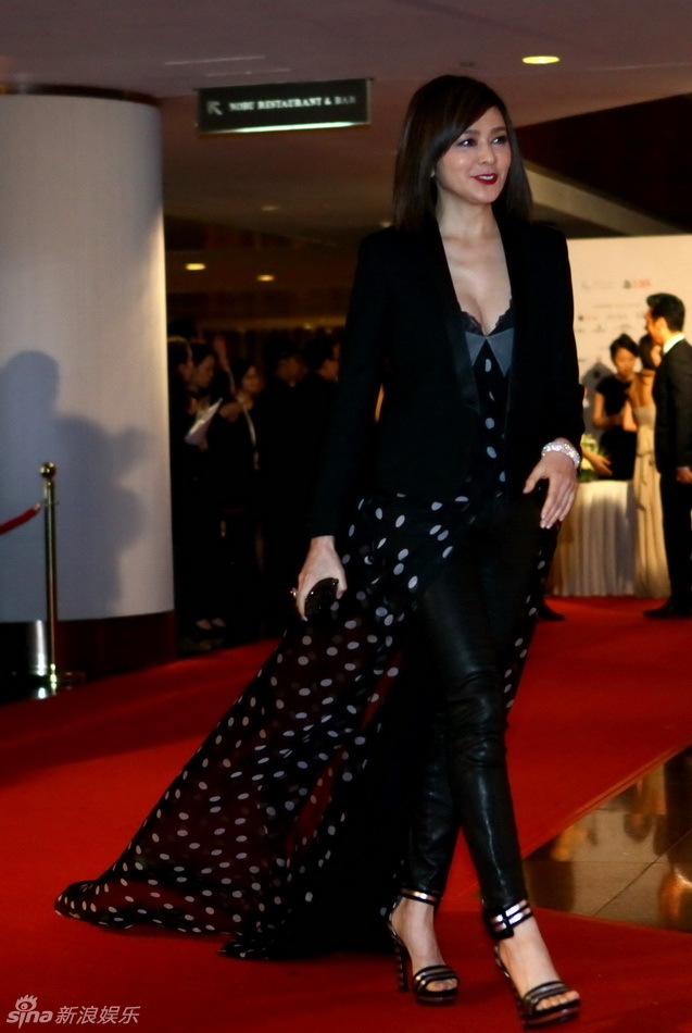 關之琳低胸事業線搶鏡120萬拍得雕塑