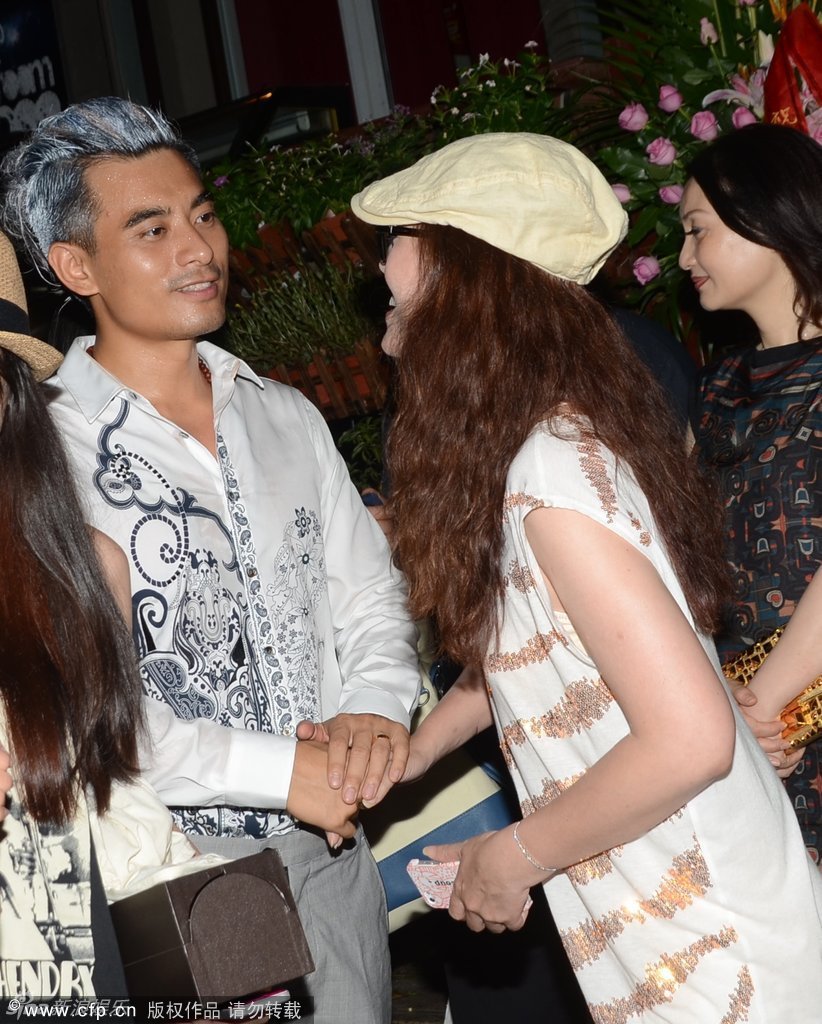 周海媚扮嫩捧場陳龍表演 玉女變大嬸