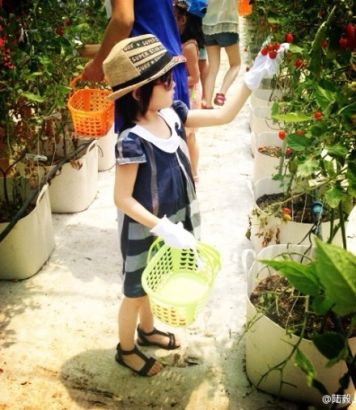 陸毅曬妻女出游照4歲女兒身材修長