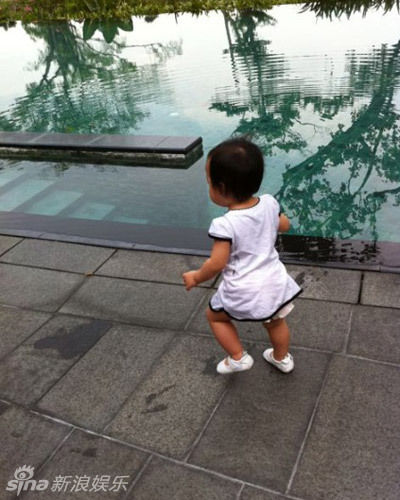 趙薇愛女小四月成長記錄撒嬌賣萌惹人愛