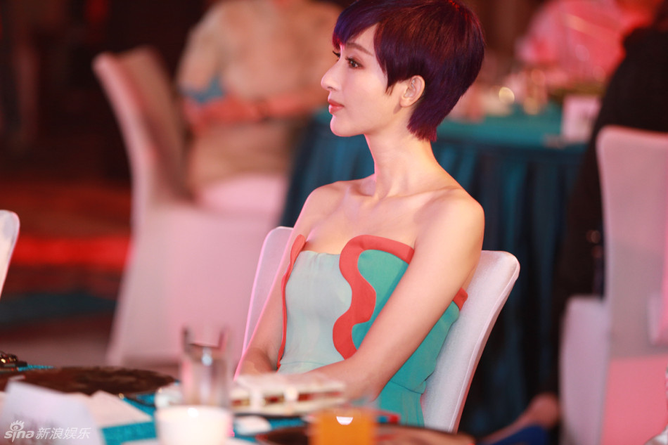 張儷抹胸連體褲亮相時尚活動