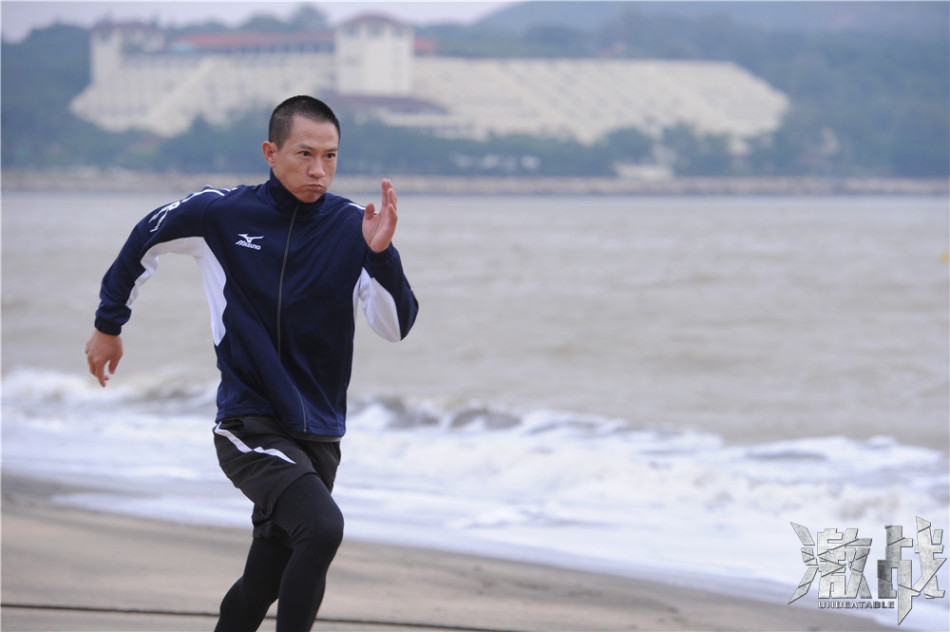 "激戰(zhàn)"曝張家輝訓(xùn)練照海邊扛油桶石墩