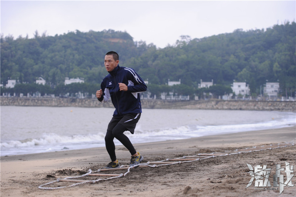 "激戰(zhàn)"曝張家輝訓(xùn)練照海邊扛油桶石墩