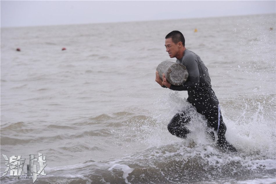 "激戰(zhàn)"曝張家輝訓(xùn)練照海邊扛油桶石墩