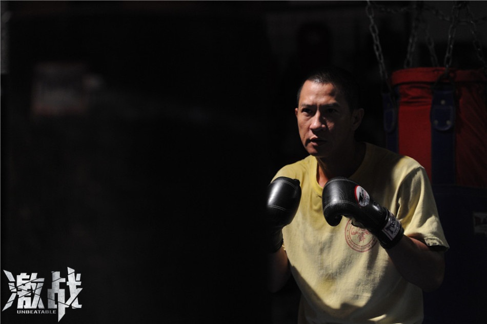 "激戰(zhàn)"曝張家輝訓(xùn)練照海邊扛油桶石墩