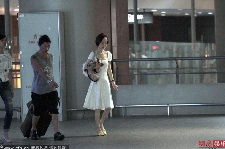 魯豫白裙現身機場