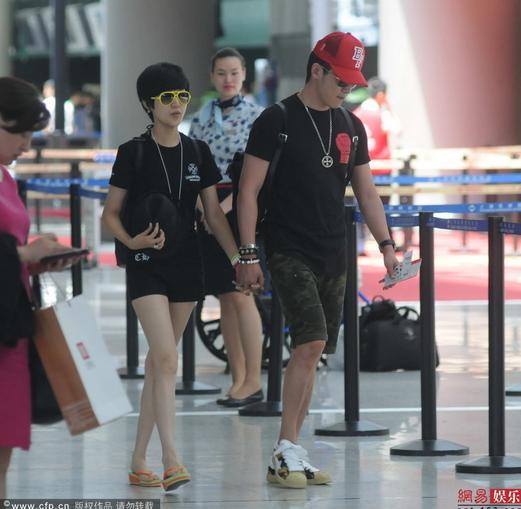 陸毅鮑蕾穿情侶裝現(xiàn)身機(jī)場