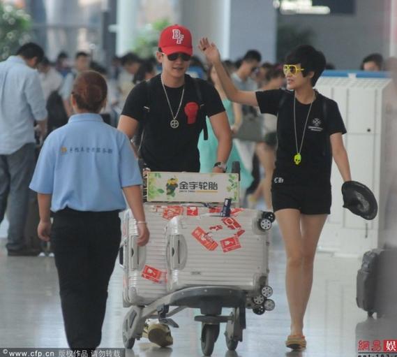 陸毅鮑蕾穿情侶裝現(xiàn)身機(jī)場