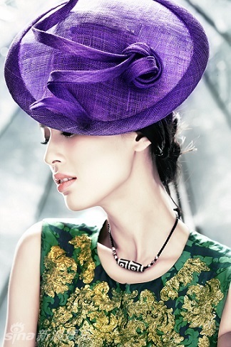 黃圣依時(shí)尚封面優(yōu)雅復(fù)古顯女人本色