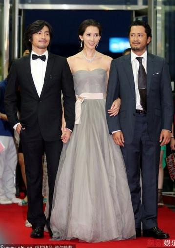 林志玲穿抹胸裙大秀事業線