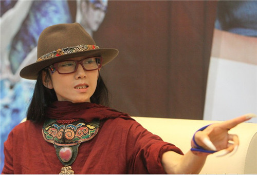 楊麗萍紅袍禮帽長甲貴氣十足