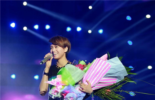 梁詠琪黑衣皮褲酷勁十足