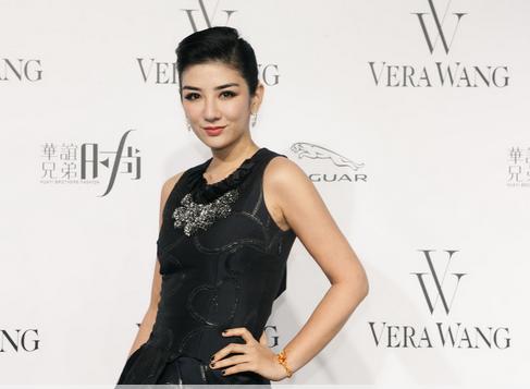 黃奕談心中完美婚紗 秀黑裙典雅