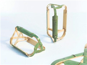 用水泥連接件固定的竹凳